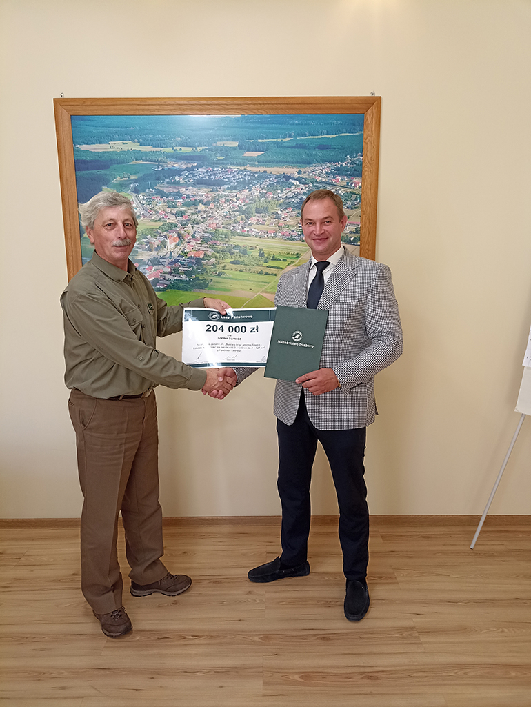 Dw&oacute;ch mężczyzn z czekiem