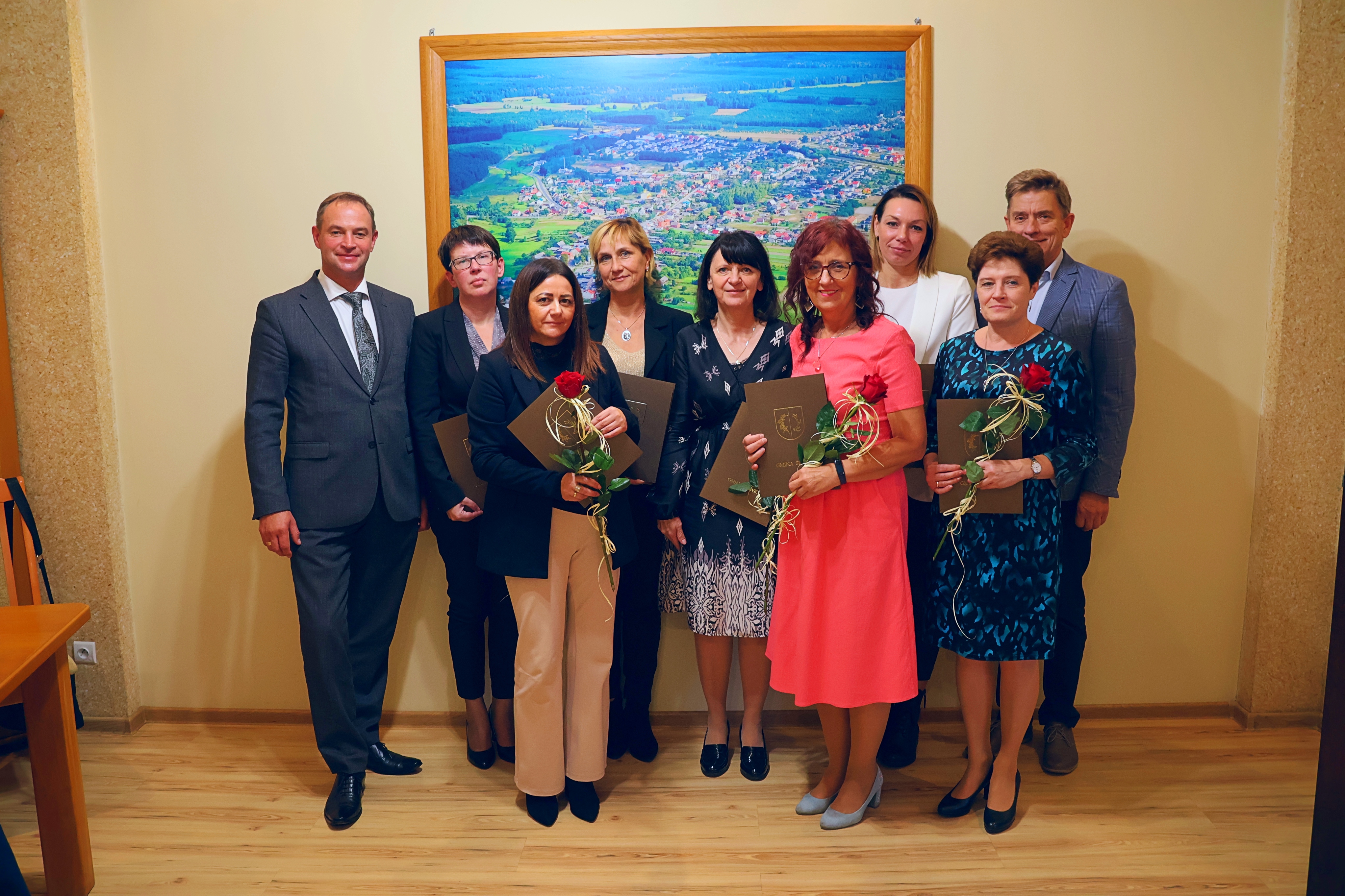 zdjęcie w&oacute;jta, sekretarza oraz nauczycieli z nagrodami 