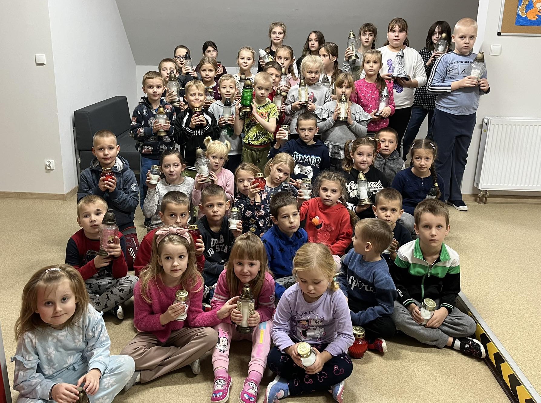 zdjęcie grupowe dzieci ze szkoły w śliwiczkach