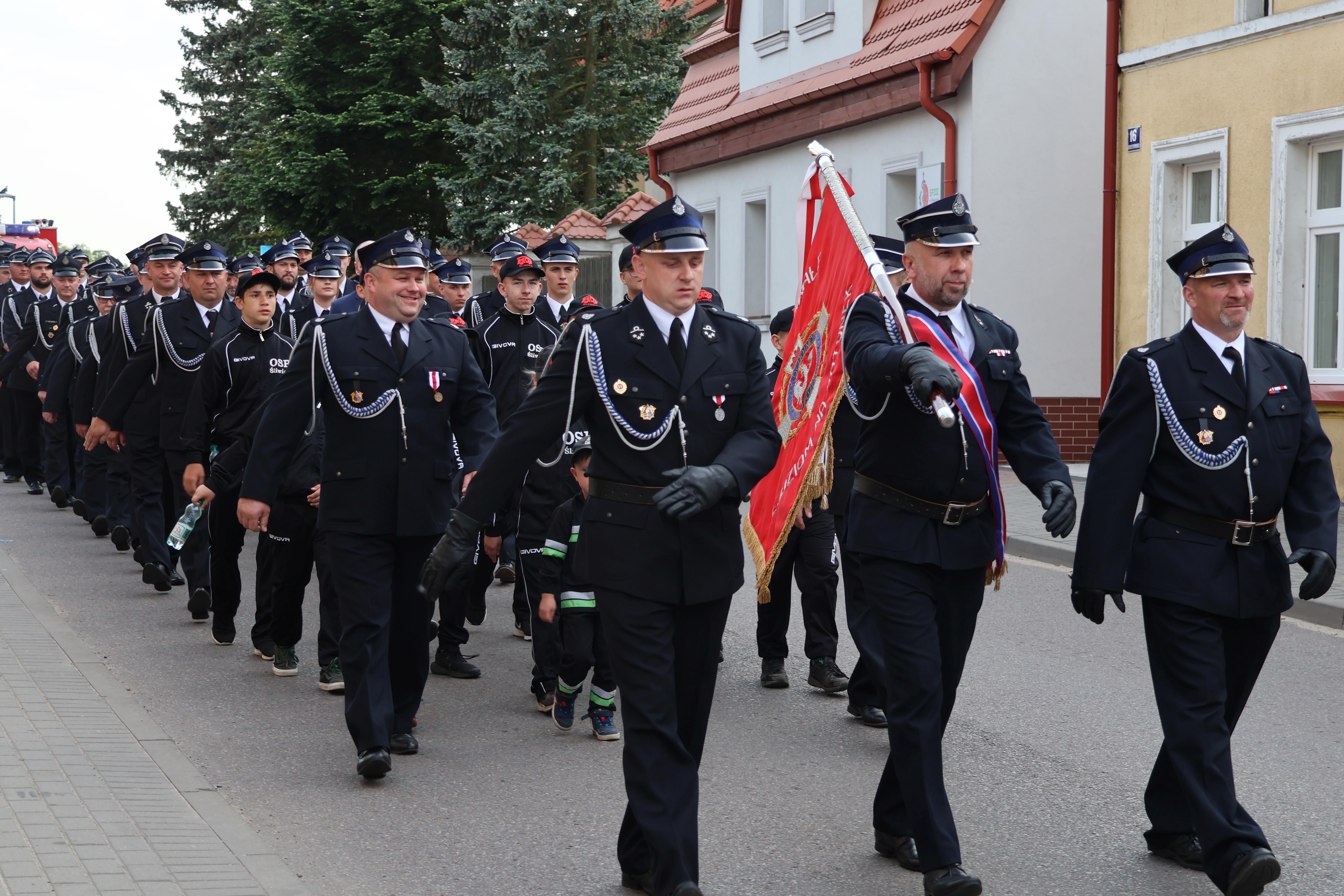 przemarsz strażak&oacute;w
