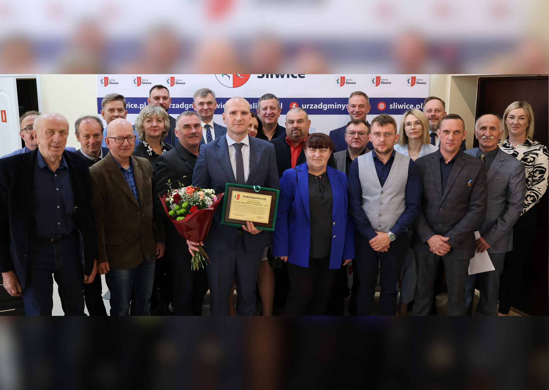 wsp&oacute;lne zdjęcie nowego starosty tucholskiego wraz z radnymi 
