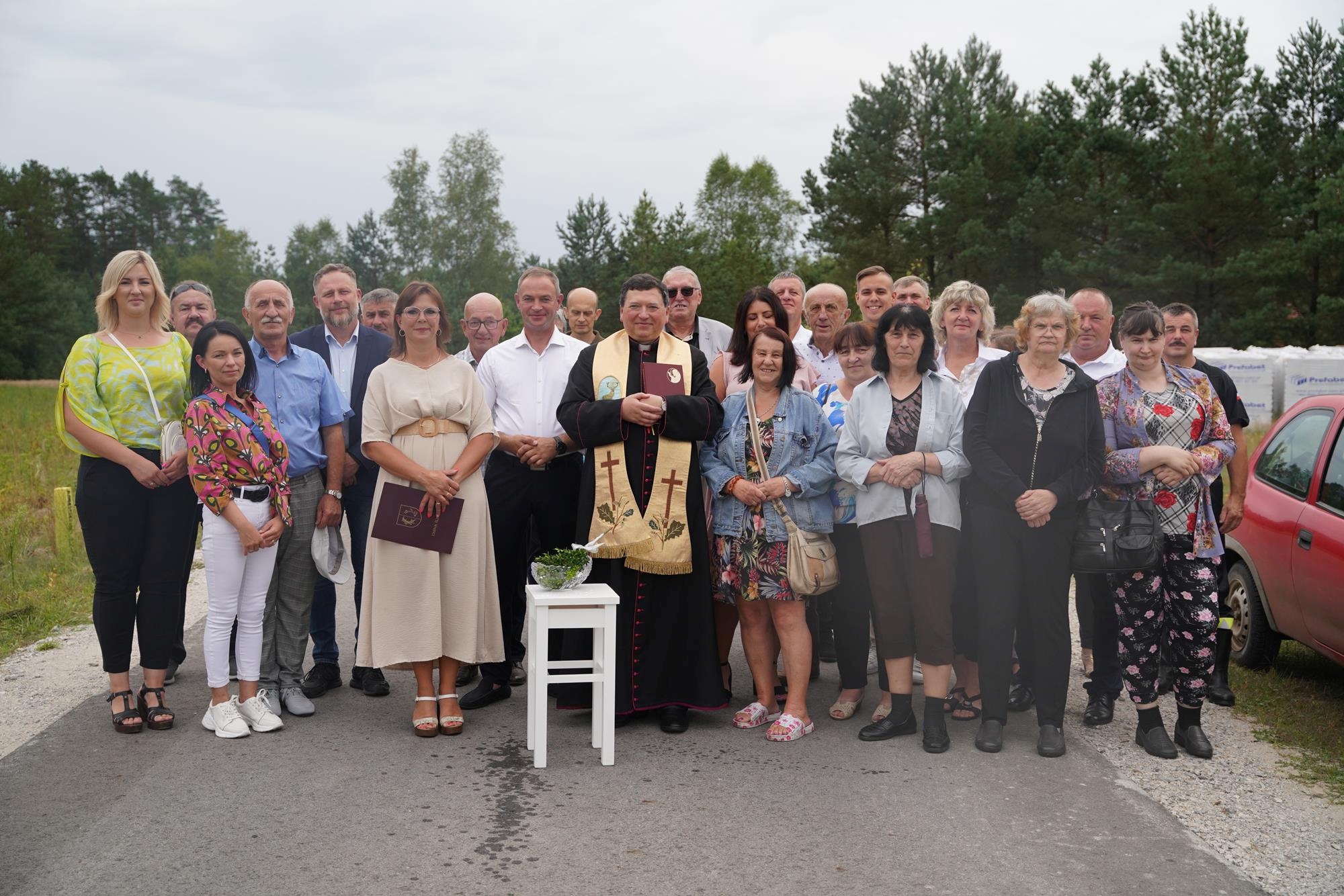 zebrani na poświęceniu drogi