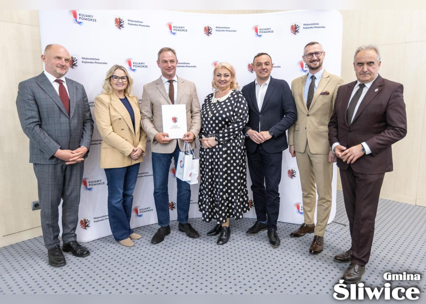 w&oacute;jt i pozostałe osoby pozują z umową