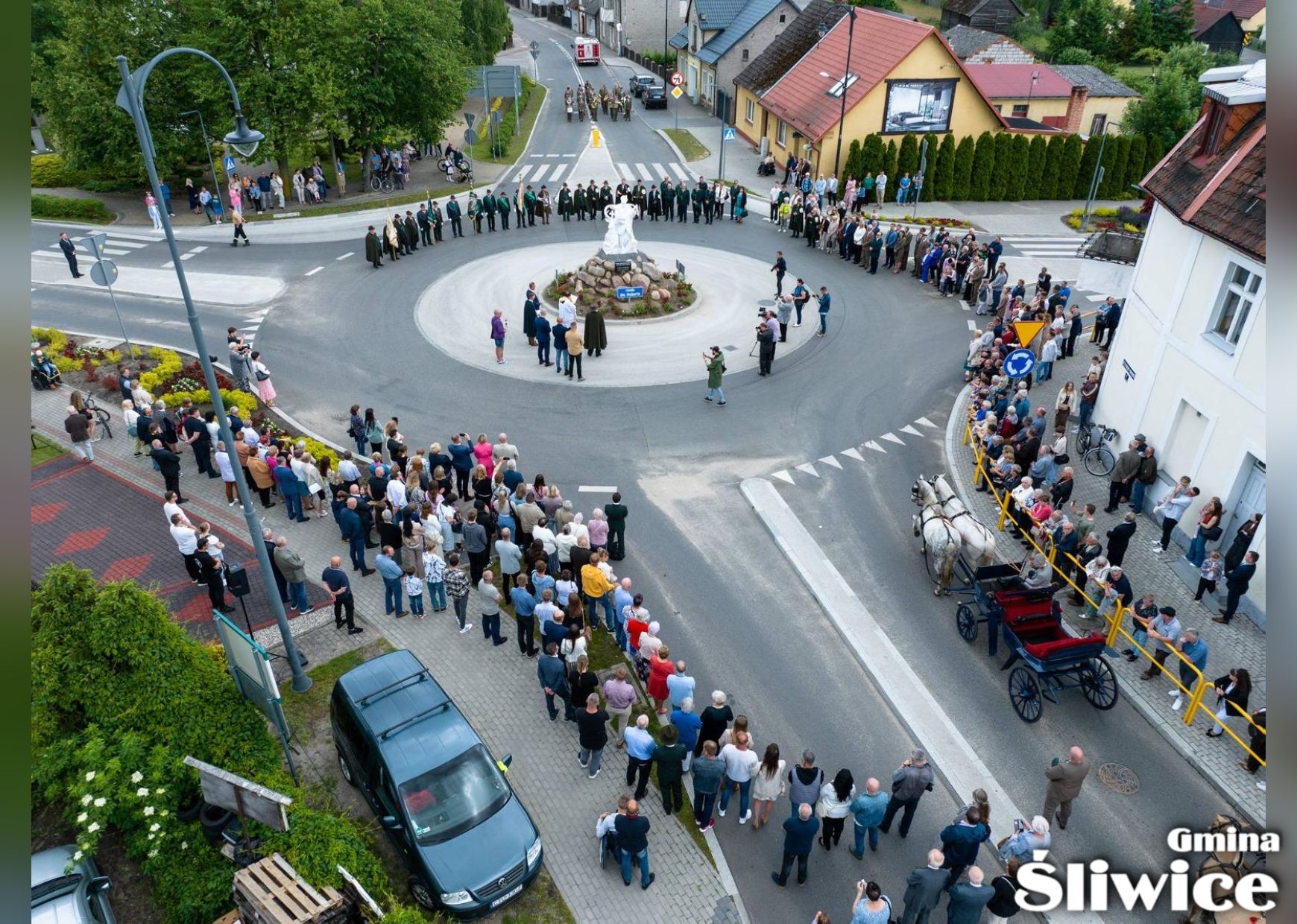 zebrani  podczas odsłonięcia pomnika św huberta