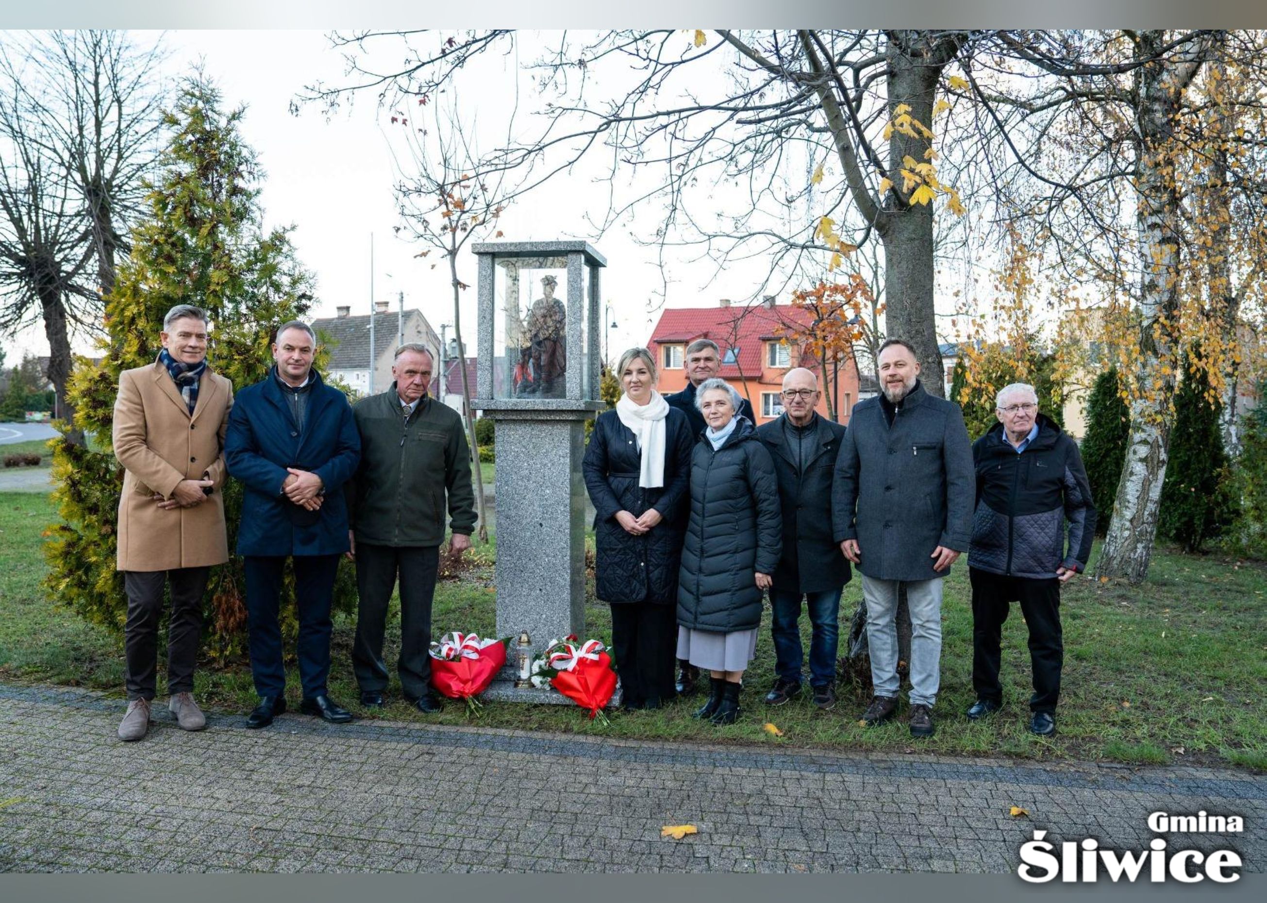 zebrani przy pomniku św huberta