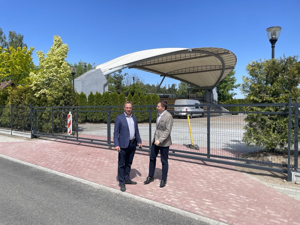 wójt z posłem przy nowym ogrodzeniu przy gok
