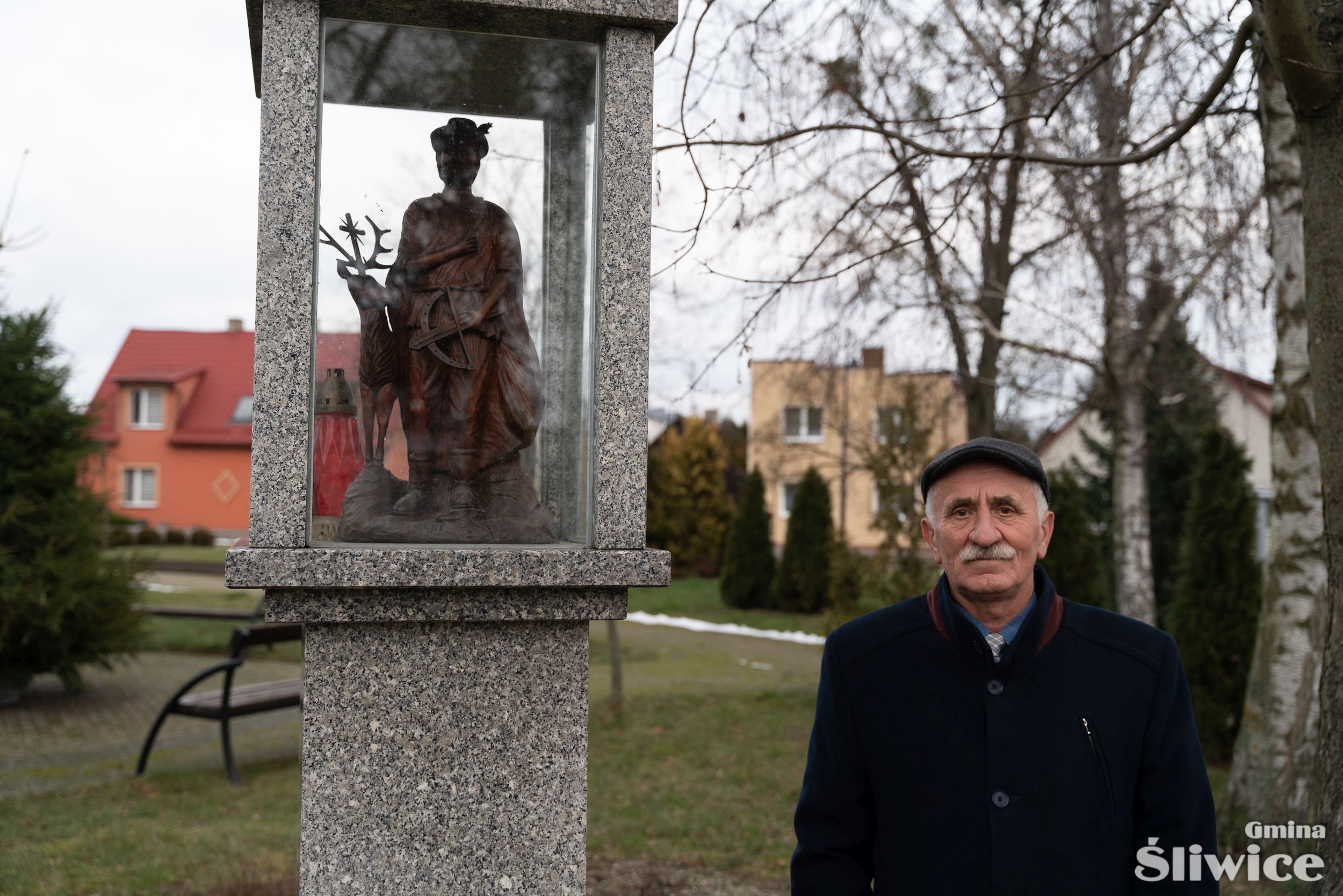 radny Henryk Kobierski stoi przy św hubercie