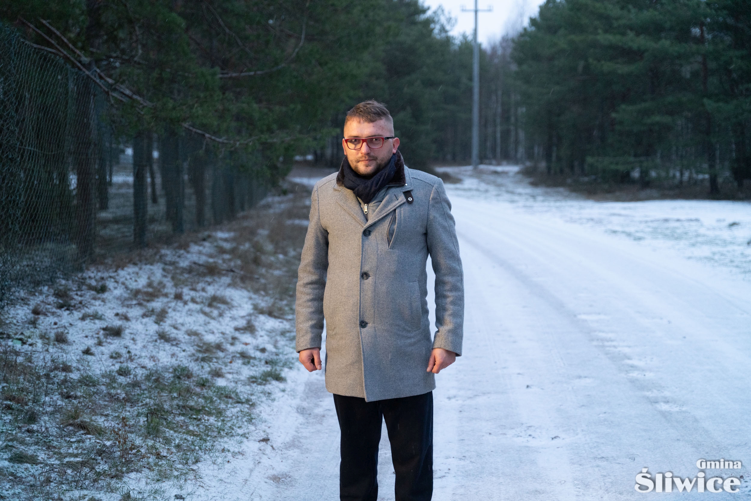 piotr erward stoi na drodze między okoninami nadjeziornymi, a główką