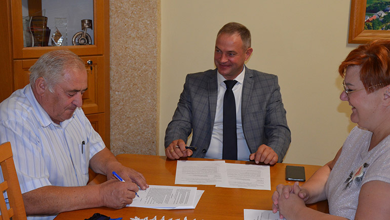 Mężczyzna podpisujący umowę