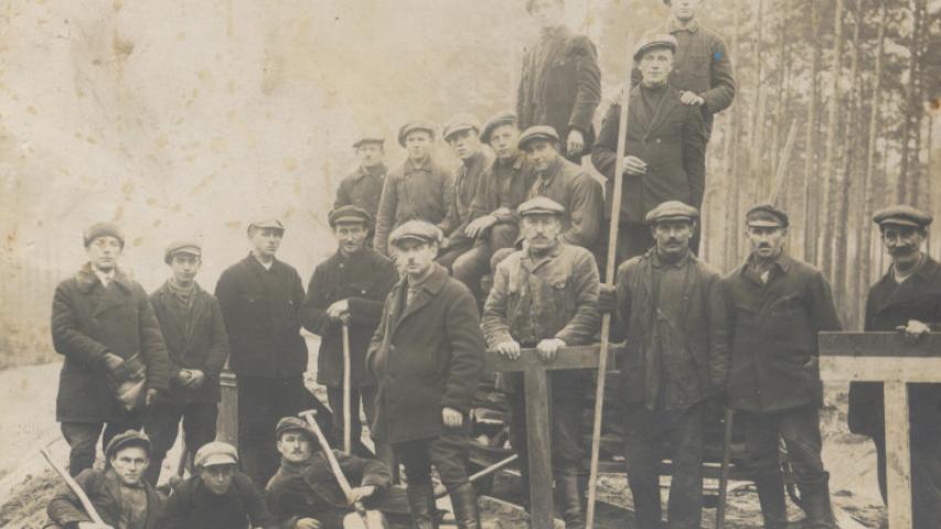 3.13.1928 r. Kolejarze z Rosochatki przy budowie przyczółka gdyńskiego na odcinku Lipowa-Łąg