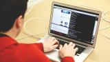mężczyzna pracujący na laptopie