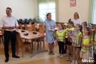dzieci stojace z banerami