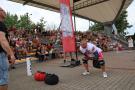 Kulturysta podczas zawodów na tle widowni.