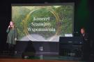 śpiewająca dziewczyna w sukience