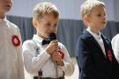 Chłopiec uśmiecha się na scenie