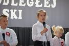 Dziewczynka recytuje