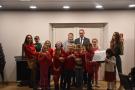 zdjęcie grupowe wójt, dyrektor gok, dzieci z zajęć szachowych