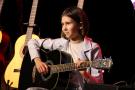 dziewczyna gra na gitarze