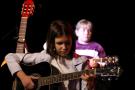 dziewczyna gra na gitarze