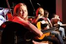 dzieci na scenie z gitarami