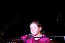 dziewczyna gra na gitarze