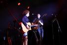 dwóch mężczyzn z gitarą