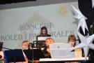 dziewczyna gra na keyboardzie