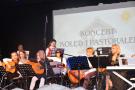 dziewcyzna gra na keyboardzie, w tle napis koncert kolęd i pastorałek