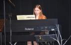 dziewczyna gra na pianinie