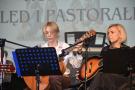 chłopak gra na gitarze