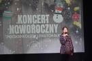 dziewczyna w kolorowej sukience