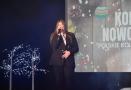 dziewczyna w garniturze śpiewa