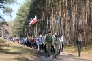 harcerze prowadzą grupę ludzi przez las