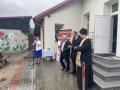 sołtysowa, ksiądz i wójt przed świetlicą
