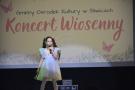 dziewczynka śpiewa na scenie
