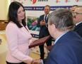kobieta ściska rękę mężczyźnie