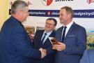 sołtys Rosochatki otrzymuje nagrodę