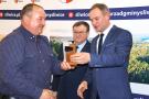 trzech mężczyzn stoi