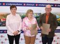 dwie kobiety i radny z zaświadczeniem