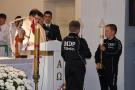 dwóch młodych strażaków stoi