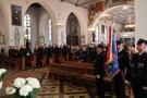 strażacy stoją w kościele