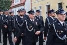 grupa strażaków idzie