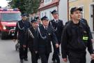 przemarsz strażaków za nimi wóz strażacki