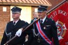 dwóch mężczyzn trzyma flagę