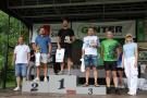 zawodnicy na podium z nagrodami