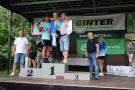 zawodnicy na podium z nagrodami w swojej kategorii