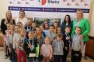 przedszkolaki z opiekunkami i wicewójt na dużej sali w urzędzie