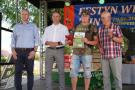 wręczenie dyplomu za udział, mężczyzna w koszulce moro