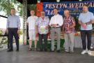 mężczyzna z dyplomem na scenie