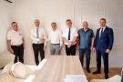 wspólne zdjęcie po podpisaniu umowy